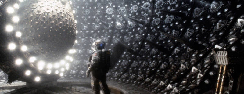 Beste Sci-Fi-Horror-Filme: Event Horizon. Astronaut steht vor dem Energiegenerator des Raumschiffs.