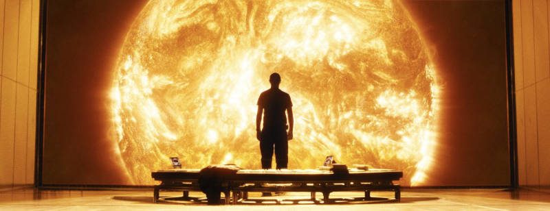 Beste Sci-Fi-Horror-Filme: Sunshine. Raumfahrer observiert die Sonne.